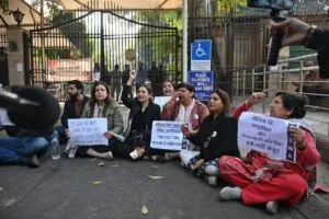 Unnao Rape Case: মূল অভিযুক্ত কুলদীপের জামিনের প্রতিবাদে উত্তপ্ত রাজধানী 20 Unnao Rape Case: মূল অভিযুক্ত কুলদীপের জামিনের প্রতিবাদে উত্তপ্ত রাজধানী