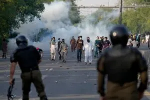 2023 pro-Khan protests: ইমরান খানের পক্ষে কথা বলায় কাল হল, পাকিস্তানে ৮ সাংবাদিকের যাবজ্জীবন 17 AP23129477889242 1683639063