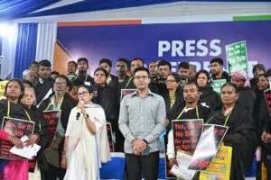 ভোটাধিকার কেড়ে নেওয়ার চক্রান্ত চলছে: election commission -এর বিরুদ্ধে বিস্ফোরক মমতা–অভিষেক 27 ভোটাধিকার কেড়ে নেওয়ার চক্রান্ত চলছে: election commission -এর বিরুদ্ধে বিস্ফোরক মমতা–অভিষেক