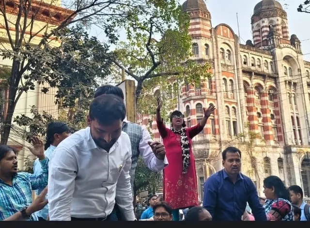 গলায় বিশাল সাপ, মুখে ভয় নেই, BLO মৃত্যুর প্রতিবাদে মুখ্য নির্বাচন কমিশনের সামনে অটল আন্দোলন 20 IMG 20260221 WA0009