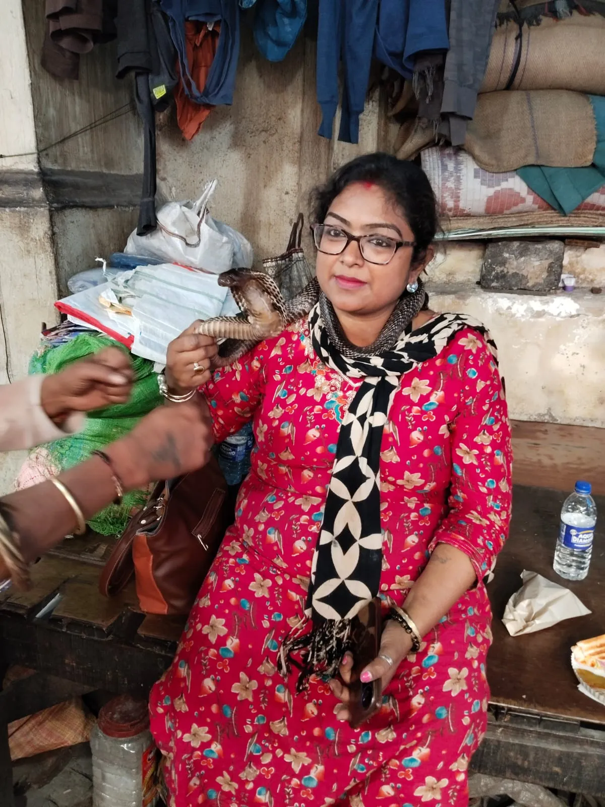 গলায় বিশাল সাপ, মুখে ভয় নেই, BLO মৃত্যুর প্রতিবাদে মুখ্য নির্বাচন কমিশনের সামনে অটল আন্দোলন 21 IMG 20260221 WA0012
