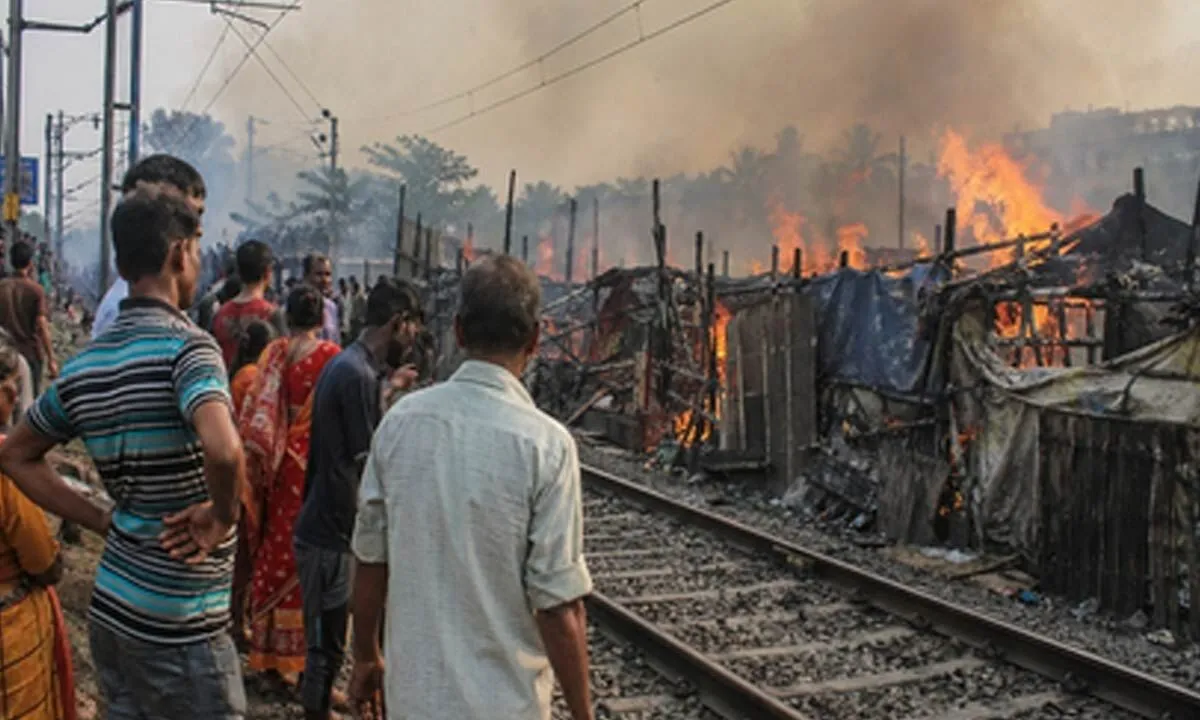 Akra Santoshpur Fire News 25 April: আক্রা সন্তোষপুরে ভয়াবহ অগ্নিকাণ্ড, ভস্মীভূত ষোলো বিঘা বস্তি, রাজনীতির উত্তাপে পুড়ছে বজবজ-শিয়ালদহ রেল পরিষেবা
