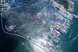 Sandakan Fire 2026: মালয়েশিয়ার সাবাহ রাজ্যের সান্দাকানে অগ্নিকাণ্ডে ভস্মীভূত ওয়াটার ভিলেজের ড্রোন ভিউ। ১০০০ ঘরবাড়ি ধ্বংসের পর উপকূলীয় অঞ্চলের বিধ্বস্ত আকাশ দৃশ্য। Malaysia fire displaced 9000 people